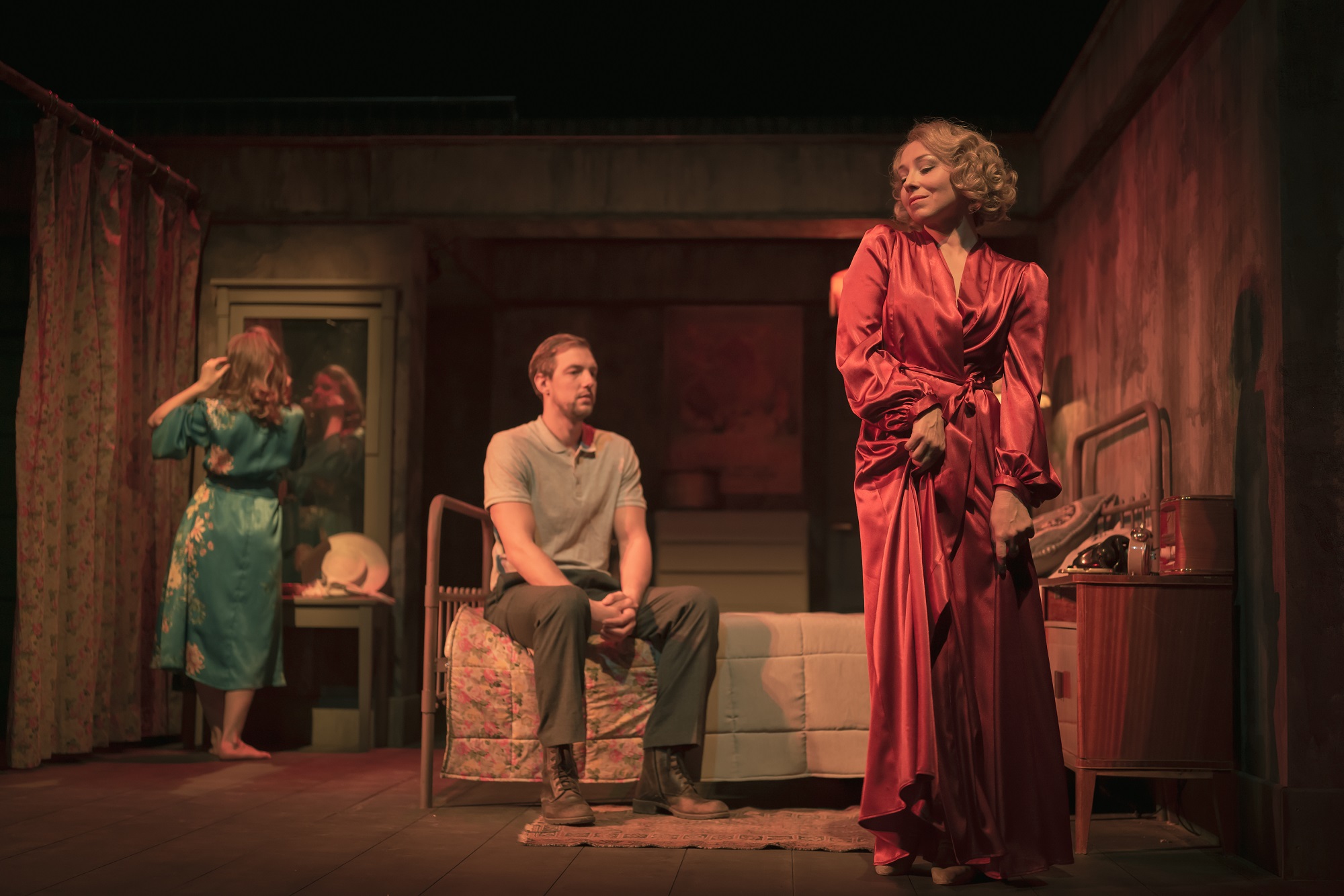 Skats no VDT izrādes "Ilgu tramvajs" (rež. Edmunds Freibergs) // Foto – Mārtiņš Vilkārsis